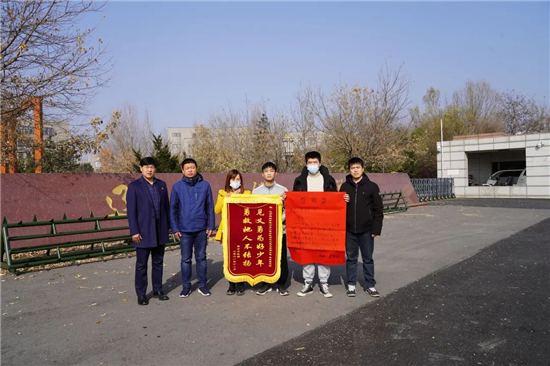 leyu乐鱼中国体育官网“00后”大学生勇救落水女_fororder_图片5